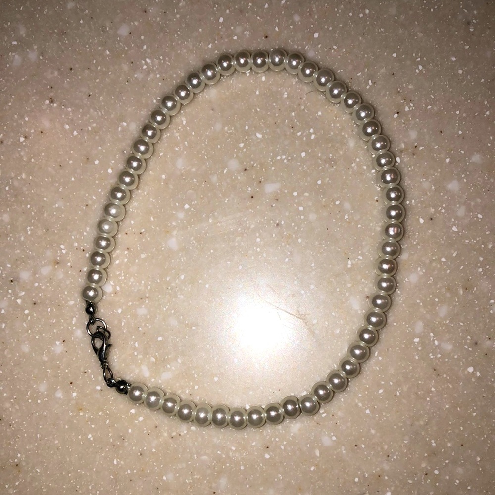 Not sure where it’s from, small- medium pearl necklace
